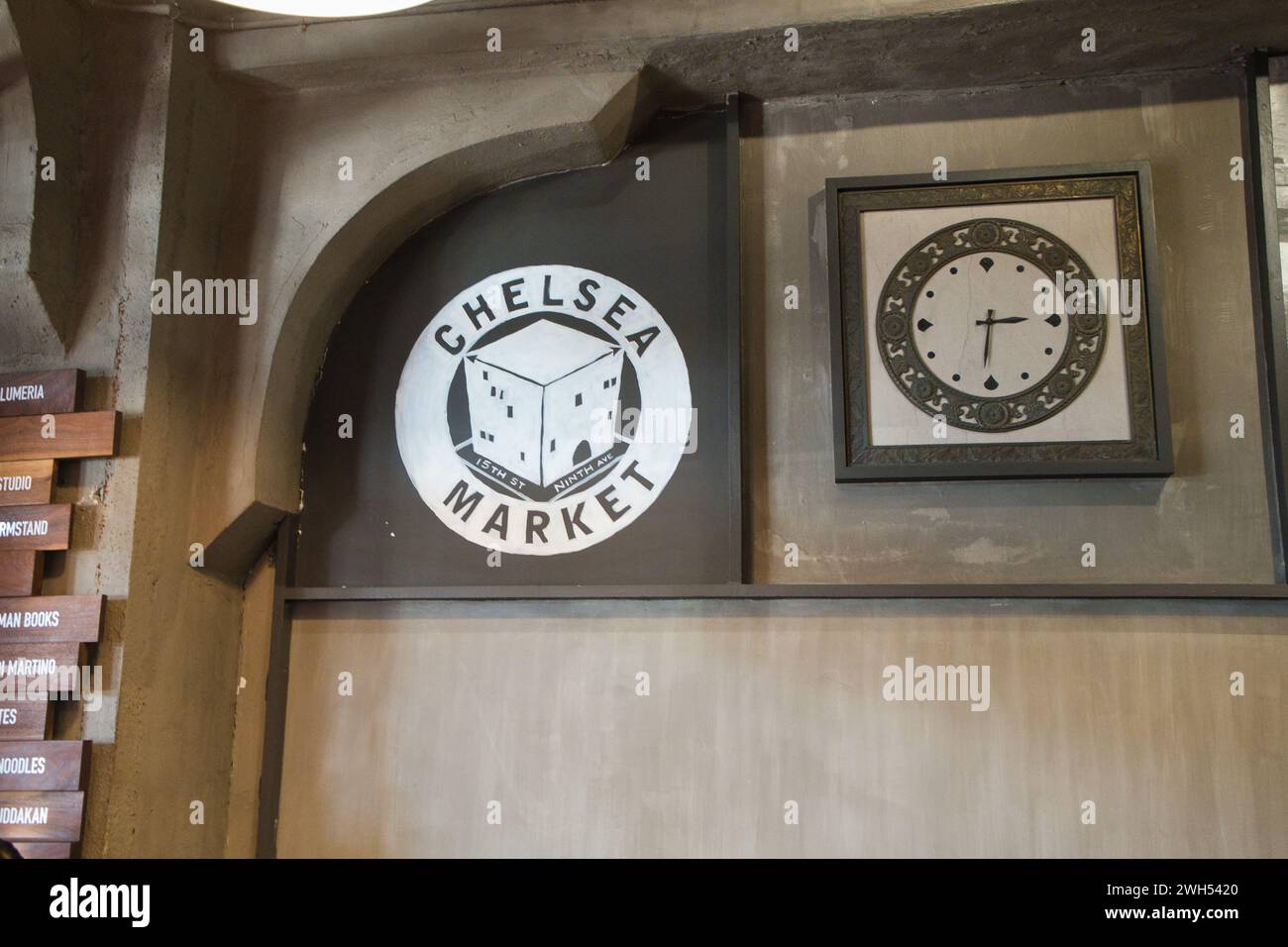 New York City, NY : 21 février 2022- vue intérieure du marché de peuplier Chelsea avec des gens faisant du shopping à l'intérieur du marché Banque D'Images