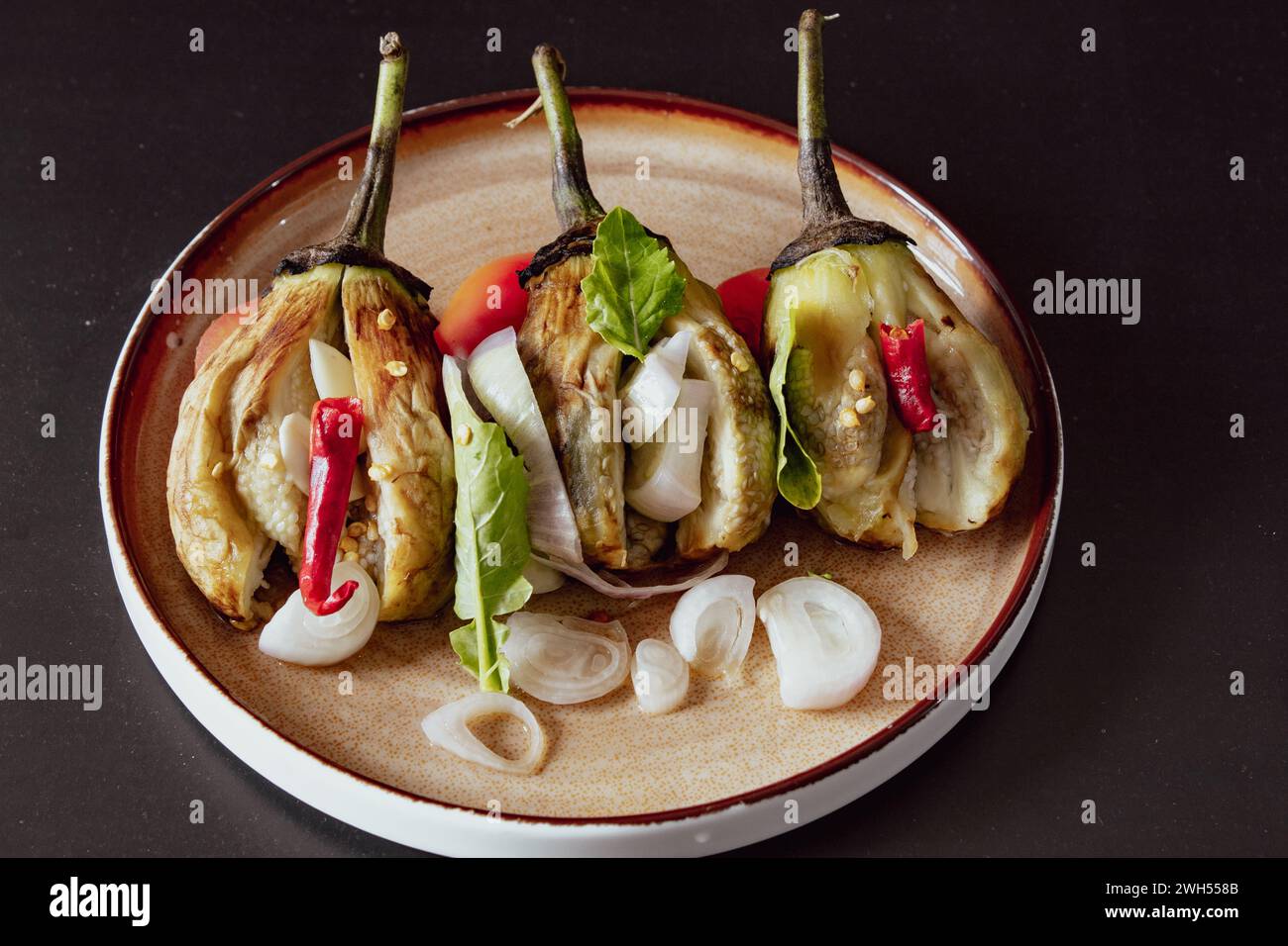 Aubergines brûlées, un ingrédient polyvalent pour les plats gastronomiques et la cuisine quotidienne. Banque D'Images