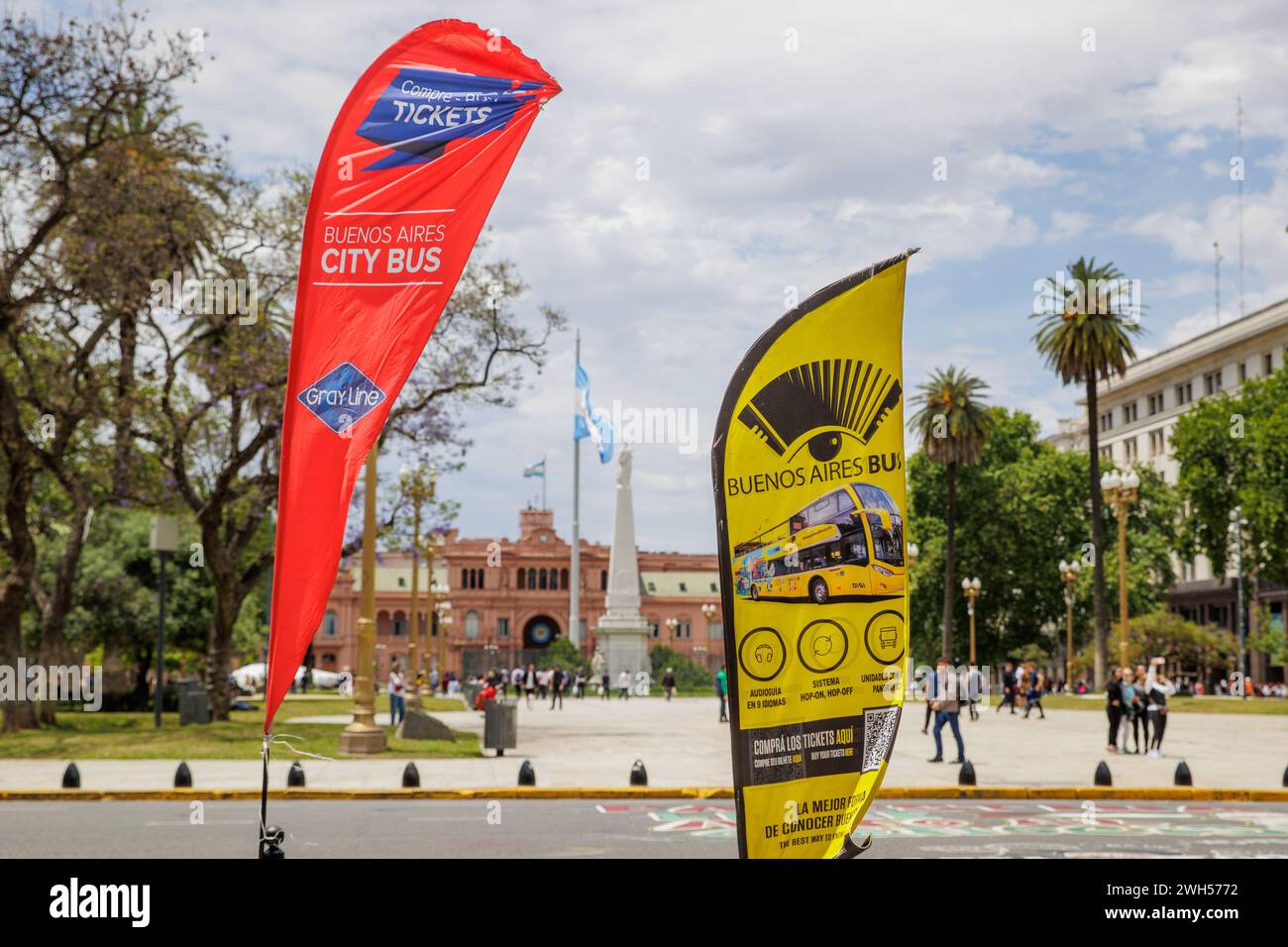 Montez, descendez les panneaux de bus devant Casa Rosada, Palais présidentiel, Plaza de Mayo, Buenos Aires, Argentine, lundi 13 novembre 2023. Banque D'Images