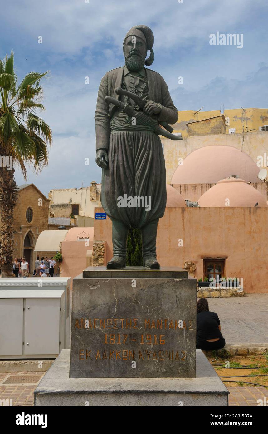 Grèce : Anagnostis Mantakas (1817 - 1916), combattant crétois de la liberté, parvis de la cathédrale de Trimatiri, Chania, Crète. En 1913, Anagnostis Mantakas, avec l'aide de Hatzi Mihalis Giannaris, leva le drapeau grec au-dessus du Fort Firkas à la Canée. Cela a marqué la réunification de la Crète avec la Grèce. Banque D'Images