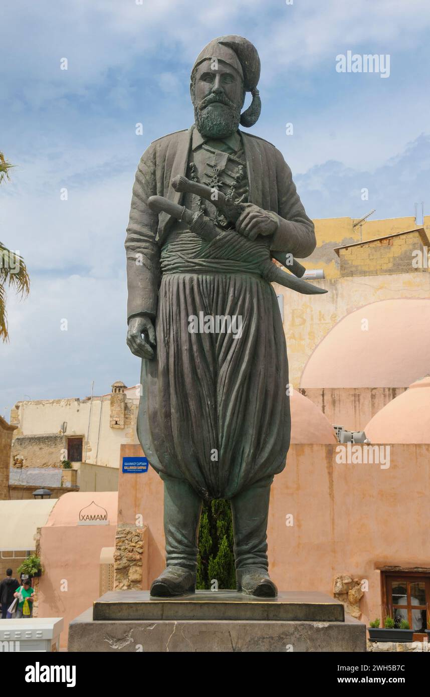 Grèce : Anagnostis Mantakas (1817 - 1916), combattant crétois de la liberté, parvis de la cathédrale de Trimatiri, Chania, Crète. En 1913, Anagnostis Mantakas, avec l'aide de Hatzi Mihalis Giannaris, leva le drapeau grec au-dessus du Fort Firkas à la Canée. Cela a marqué la réunification de la Crète avec la Grèce. Banque D'Images