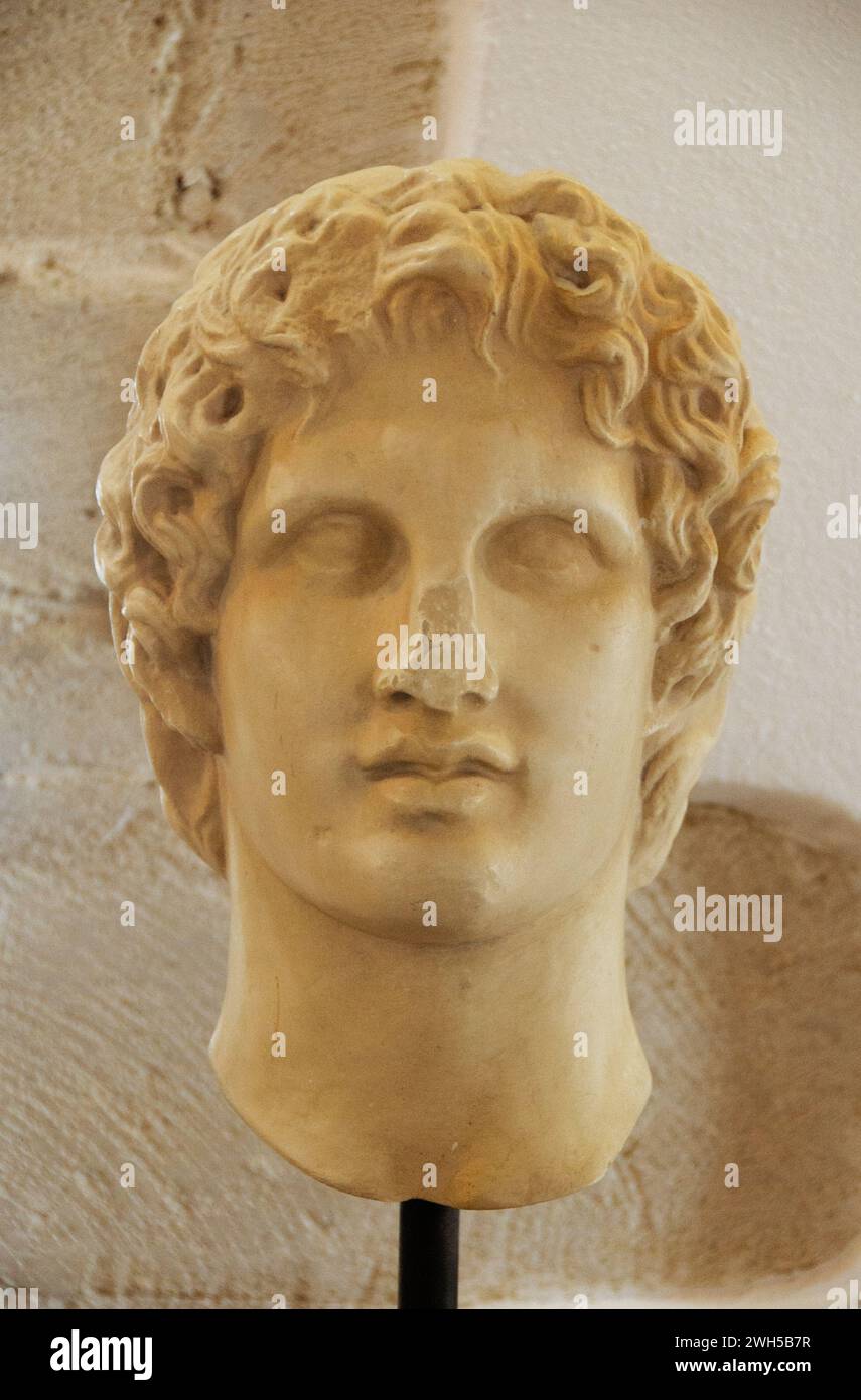 Grèce : buste en marbre d'Alexandre le Grand (356 - 323 av. J.-C.) au Musée maritime de Crète, Chania, Crète. L'artiste original est censé être Leochares (actif au IVe siècle av. J.-C.). Alexandre III de Macédoine, communément connu sous le nom d'Alexandre le Grand, était un roi de Macédoine, un état dans la région nord-est de la Grèce, et à l'âge de trente ans était le créateur de l'un des plus grands empires de l'histoire ancienne, s'étendant de la mer Ionienne à l'Himalaya. Il a été invaincu au combat et est considéré comme l'un des commandants les plus réussis de tous les temps. Banque D'Images