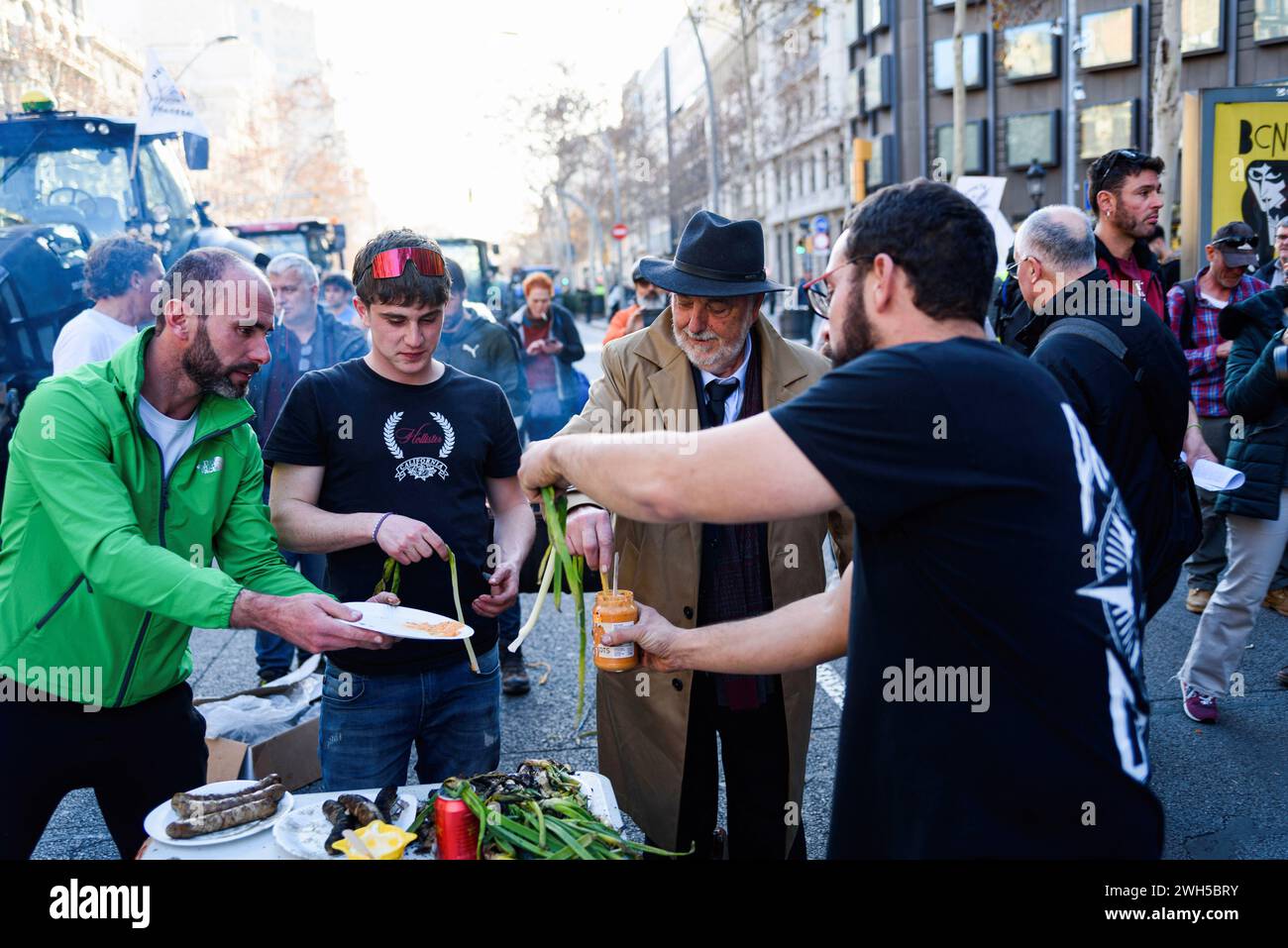 Barcelone, Espagne. 07 février 2024. Des manifestants sont vus cuisiner et manger parmi les tracteurs de l'avenue Gran via pendant la manifestation. Les agriculteurs de toute l'Europe organisent des marches avec leurs tracteurs, bloquent les principales autoroutes et provoquent le chaos dans les centres-villes, protestent et manifestent leur inquiétude face à ce qu'ils considèrent comme des réglementations européennes injustes et restrictives, à la hausse des prix et à la concurrence extérieure à l'Europe. et de faibles rendements ces dernières années en raison du changement climatique. (Photo Davide Bonaldo/SOPA images/SIPA USA) crédit : SIPA USA/Alamy Live News Banque D'Images