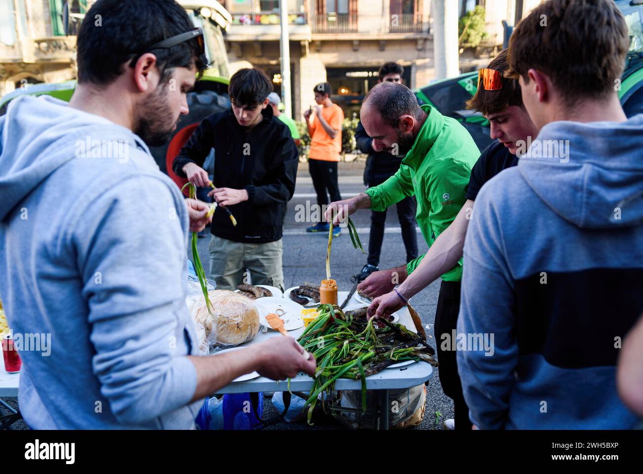 Barcelone, Espagne. 07 février 2024. Des manifestants sont vus cuisiner et manger parmi les tracteurs de l'avenue Gran via pendant la manifestation. Les agriculteurs de toute l'Europe organisent des marches avec leurs tracteurs, bloquent les principales autoroutes et provoquent le chaos dans les centres-villes, protestent et manifestent leur inquiétude face à ce qu'ils considèrent comme des réglementations européennes injustes et restrictives, à la hausse des prix et à la concurrence extérieure à l'Europe. et de faibles rendements ces dernières années en raison du changement climatique. Crédit : SOPA images Limited/Alamy Live News Banque D'Images