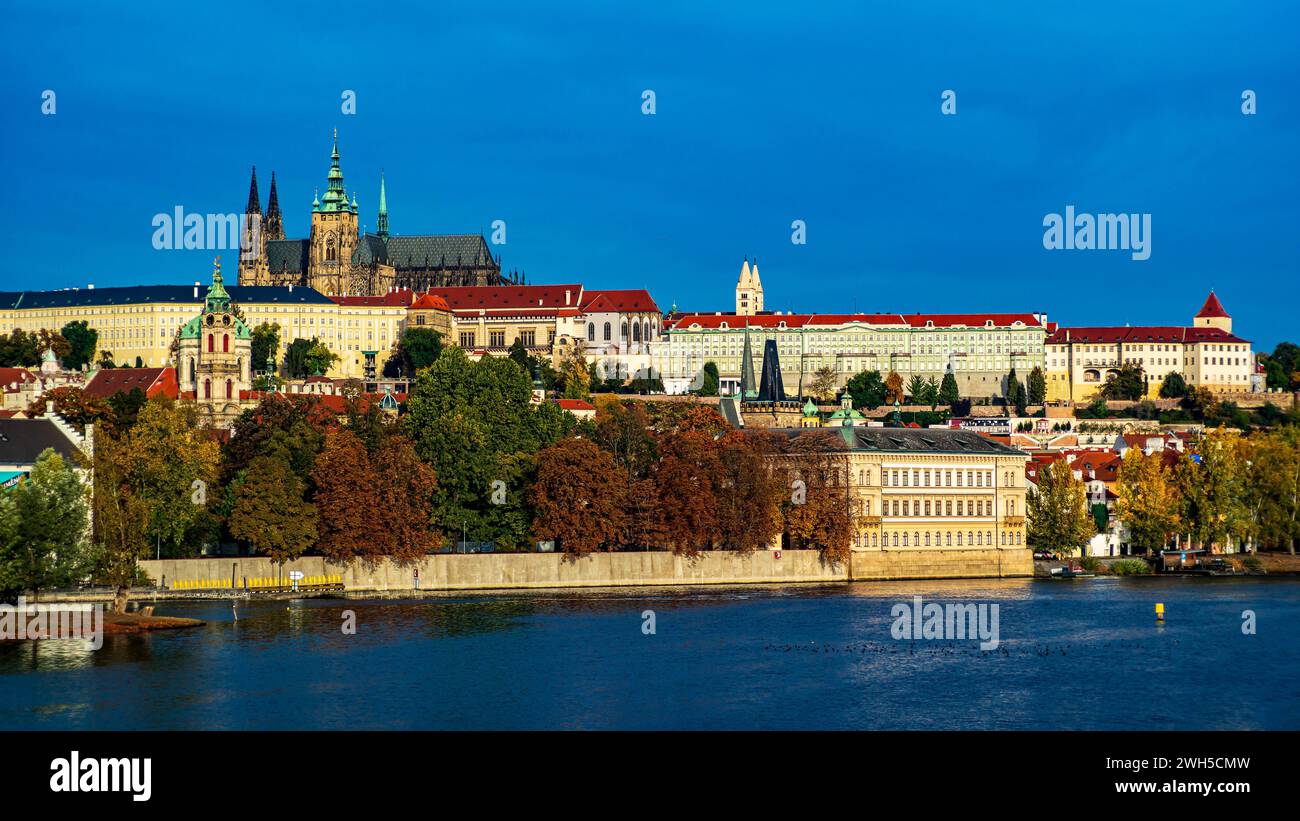 Prague, République tchèque, 29 octobre 2023, vue de la rivière vltava avec le château hradschin en arrière-plan *** Praha, Tschechische Republik, 29. Oktober 2023, Blick auf die Moldau mit der Burg Hradschin im Hintergrund Copyright : xWolfgangxSimlingerx Banque D'Images