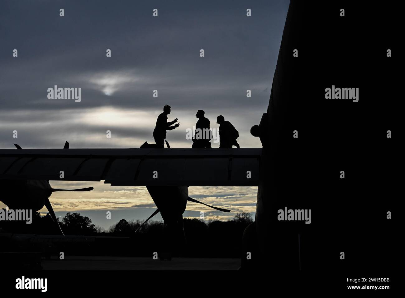 1er février 2024 - base aérienne de Little Rock, Arkansas, États-Unis - des aviateurs affectés au 19e escadron de maintenance d'aéronefs inspectent l'aile d'un C-130J Super Hercules lors de l'exercice de préparation Gnarly Explodeo à la base aérienne de Little Rock, Arkansas, en février. 1, 2024. Au cours de cet exercice, la 19e escadre de transport aérien a exécuté le Playbook de lancement de fusée, un supplément au plan de déploiement d'installation de la base qui fournit un moyen pour l'escadre de déployer rapidement huit de ses avions C-130J Super Hercules dans un calendrier extrêmement accéléré pour permettre le schéma de manœuvre de la Force interarmées. (photo de Banque D'Images