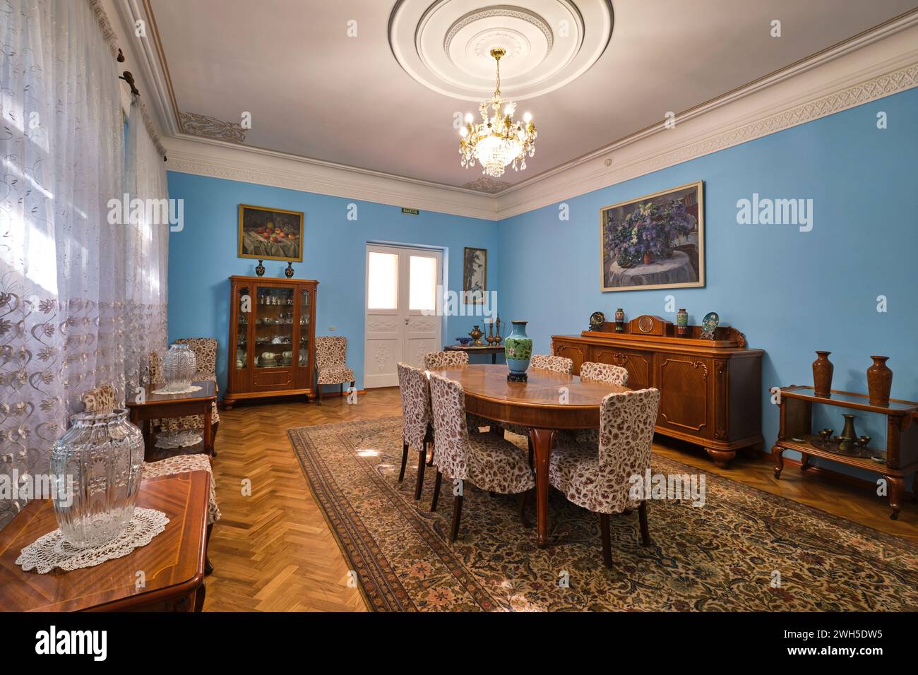 Vue sur la grande salle à manger bleue avec mobilier en bois. À l'écrivain et activiste social Mukhtar Auezov Literature Memorial House à Almaty, Kazakhs Banque D'Images