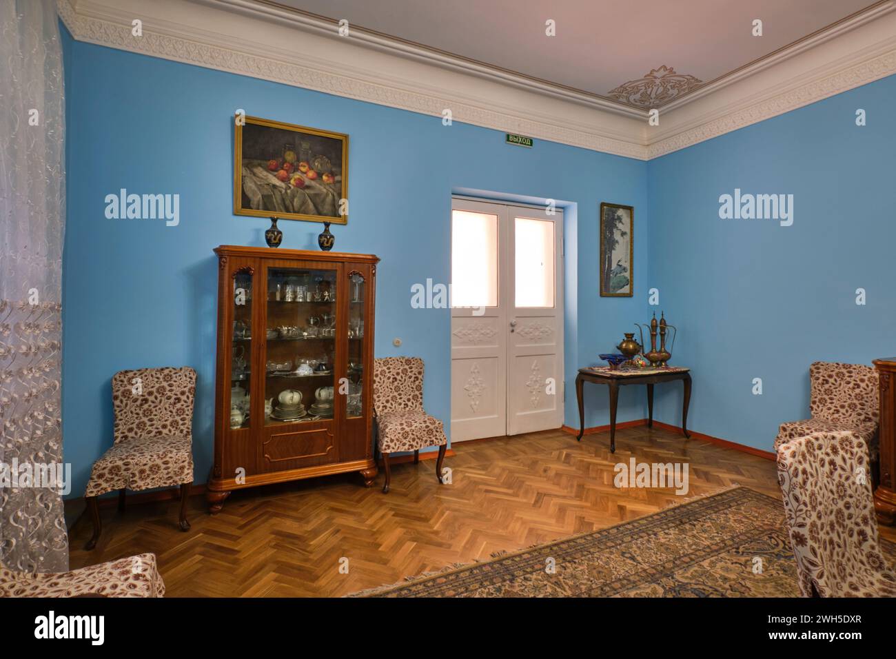 Vue sur la grande salle à manger bleue avec mobilier en bois. À l'écrivain et activiste social Mukhtar Auezov Literature Memorial House à Almaty, Kazakhs Banque D'Images