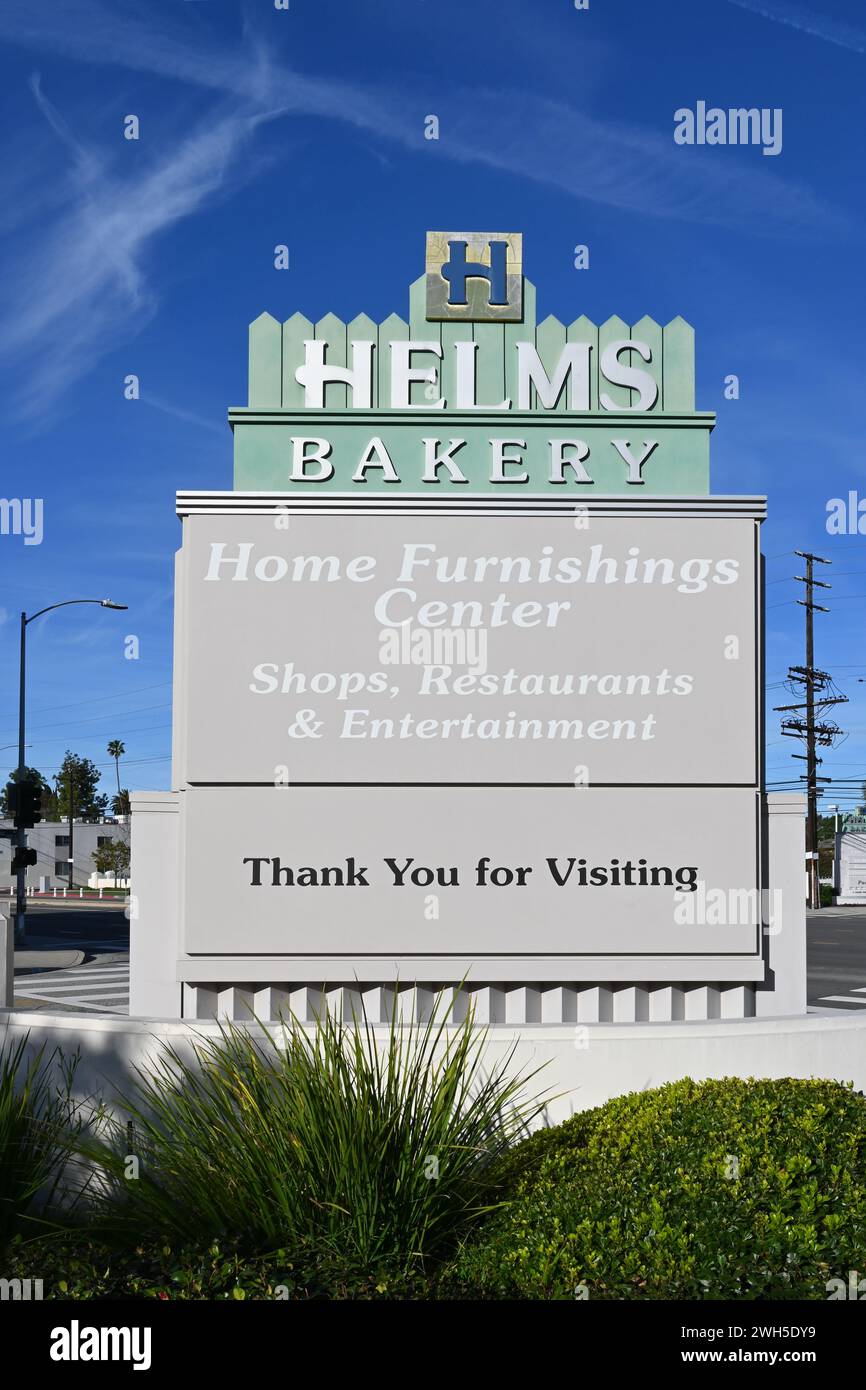 CULVER CITY, CALIFORNIE - 28 janvier 2024 : panneau Helms Bakery District à l'entrée du parking. Banque D'Images