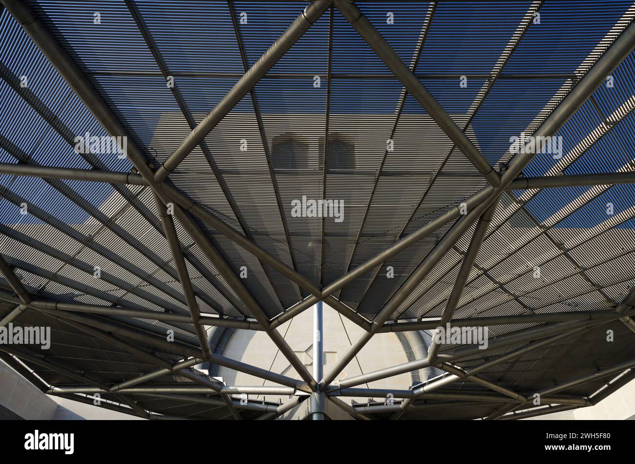Le Musée d'art islamique (MIA) de Doha, au Qatar, est construit sur une île au large d'une péninsule artificielle en saillie près du port traditionnel de boutre. Banque D'Images
