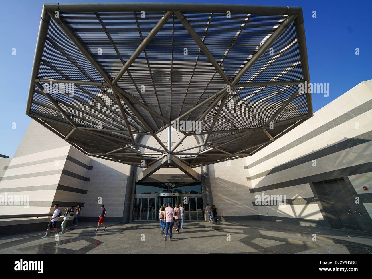 Le Musée d'art islamique (MIA) de Doha, au Qatar, est construit sur une île au large d'une péninsule artificielle en saillie près du port traditionnel de boutre. Banque D'Images