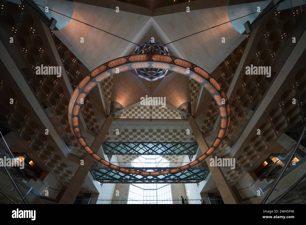 Le Musée d'art islamique (MIA) de Doha, au Qatar, est construit sur une île au large d'une péninsule artificielle en saillie près du port traditionnel de boutre. Banque D'Images