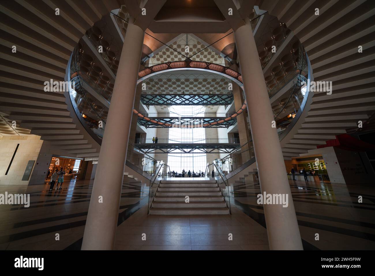 Le Musée d'art islamique (MIA) de Doha, au Qatar, est construit sur une île au large d'une péninsule artificielle en saillie près du port traditionnel de boutre. Banque D'Images