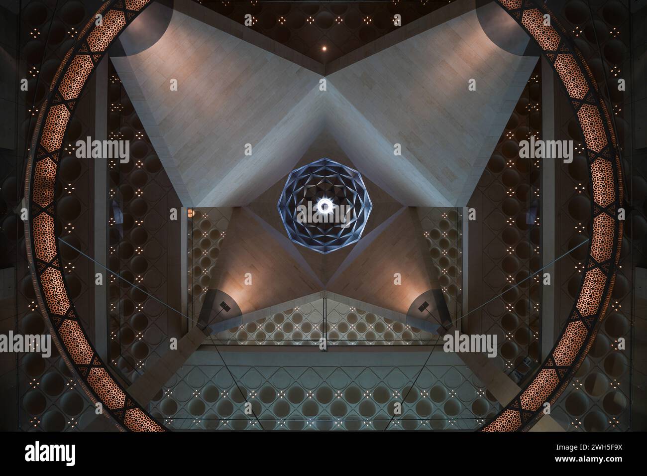 Le Musée d'art islamique (MIA) de Doha, au Qatar, est construit sur une île au large d'une péninsule artificielle en saillie près du port traditionnel de boutre. Banque D'Images