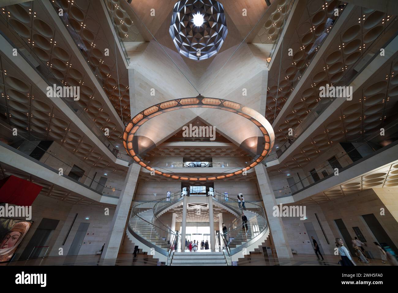Le Musée d'art islamique (MIA) de Doha, au Qatar, est construit sur une île au large d'une péninsule artificielle en saillie près du port traditionnel de boutre. Banque D'Images