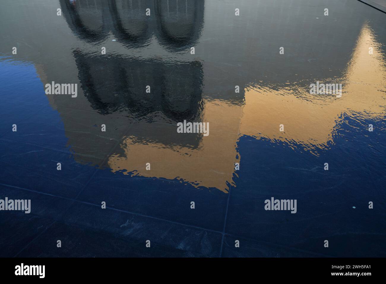 Le Musée d'art islamique (MIA) de Doha, au Qatar, est construit sur une île au large d'une péninsule artificielle en saillie près du port traditionnel de boutre. Banque D'Images