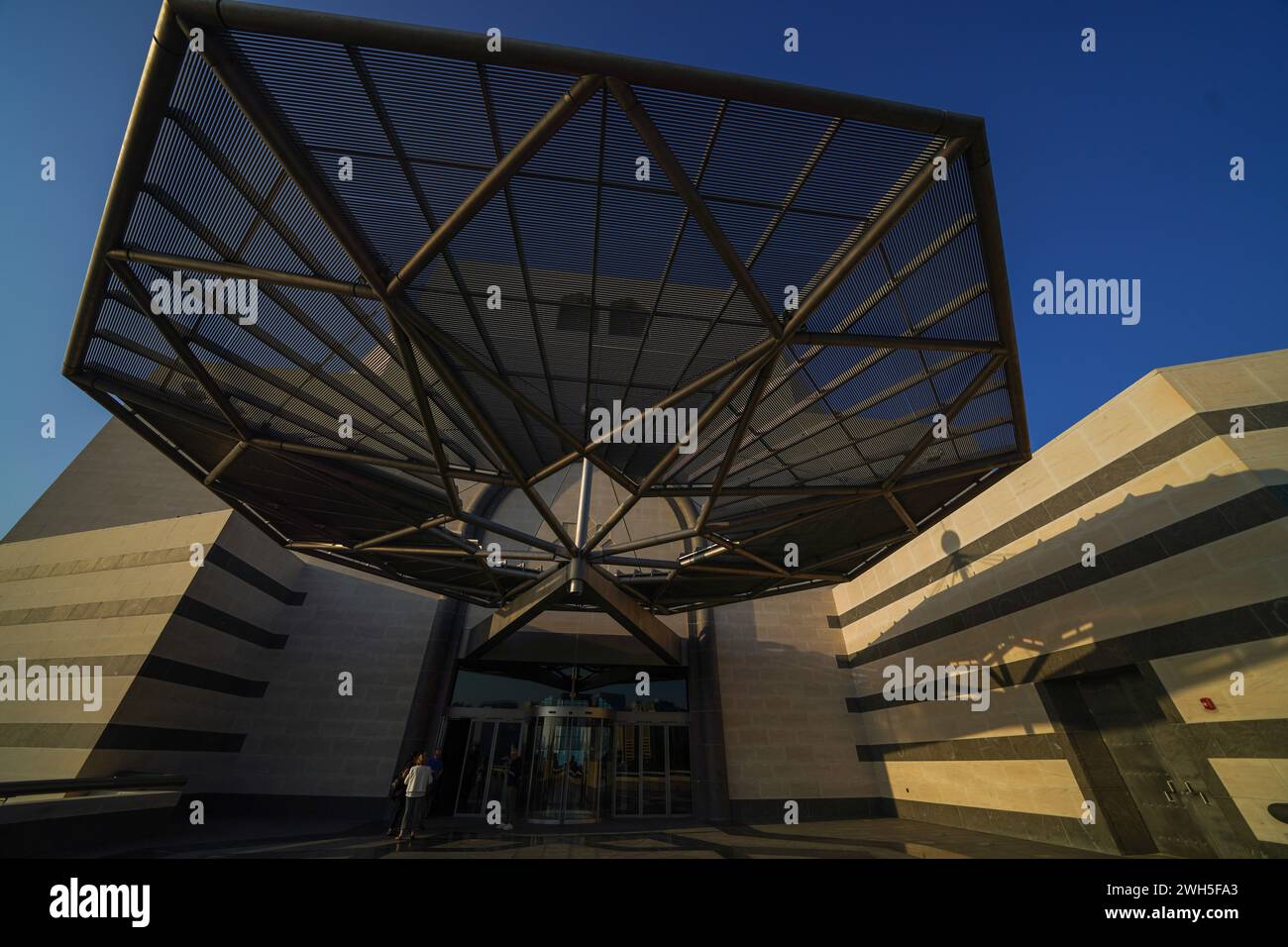 Le Musée d'art islamique (MIA) de Doha, au Qatar, est construit sur une île au large d'une péninsule artificielle en saillie près du port traditionnel de boutre. Banque D'Images
