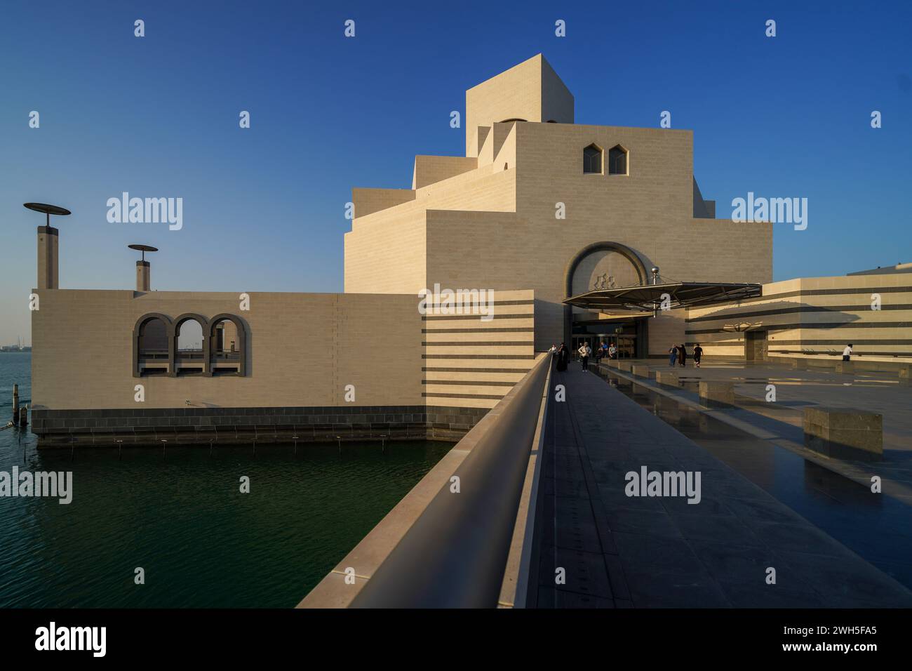 Le Musée d'art islamique (MIA) de Doha, au Qatar, est construit sur une île au large d'une péninsule artificielle en saillie près du port traditionnel de boutre. Banque D'Images