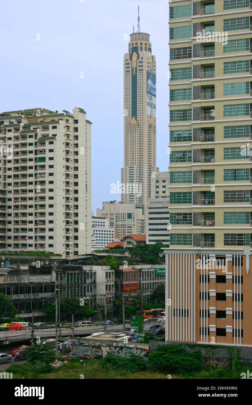 Bangkok, Thaïlande - septembre 27 2011 : vue de la station de BTS Ratchathewi de condominiums avec en arrière-plan, la tour Baiyoke II, la plus haute chaude Banque D'Images