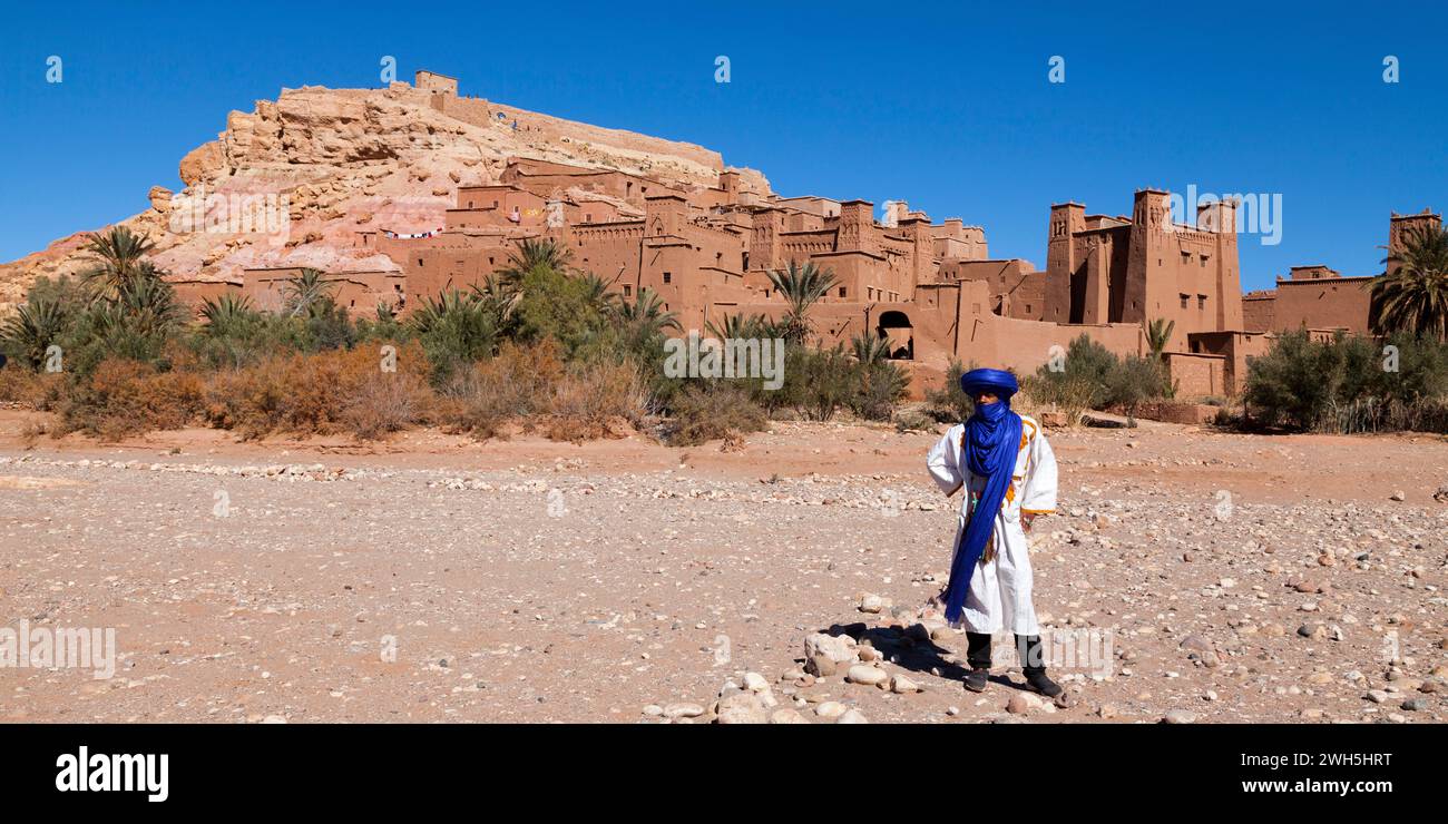 Aït Benhaddou, Maroc - janvier 30 2019 : Berbère en tenue traditionnelle devant Aït Benhaddou, un village fortifié le long de l'ancienne route des caravanes Banque D'Images