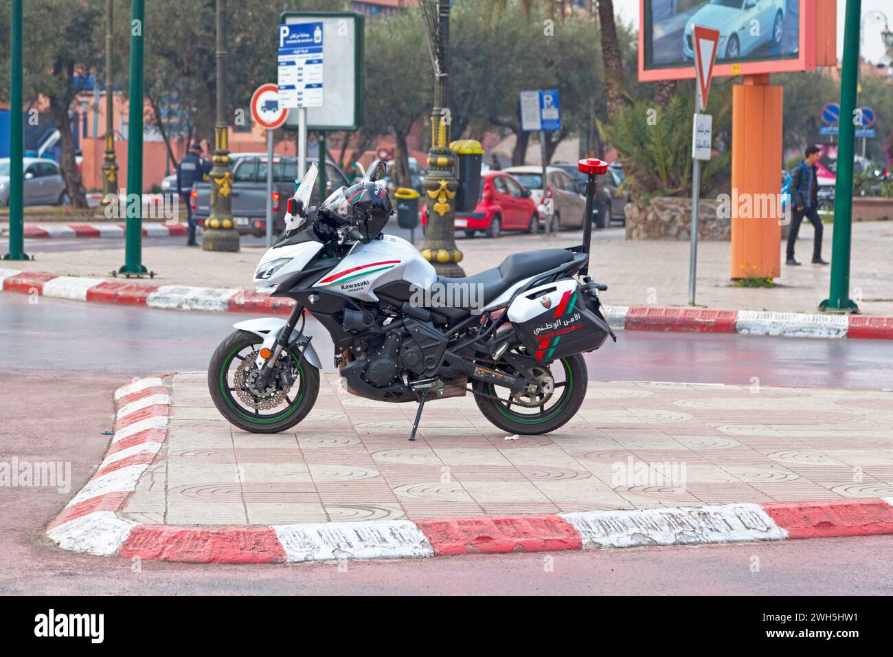 Marrakech, Maroc - 15 janvier 2019 : motocyclette de la Sûreté nationale garée en face d'un rond-point. Banque D'Images