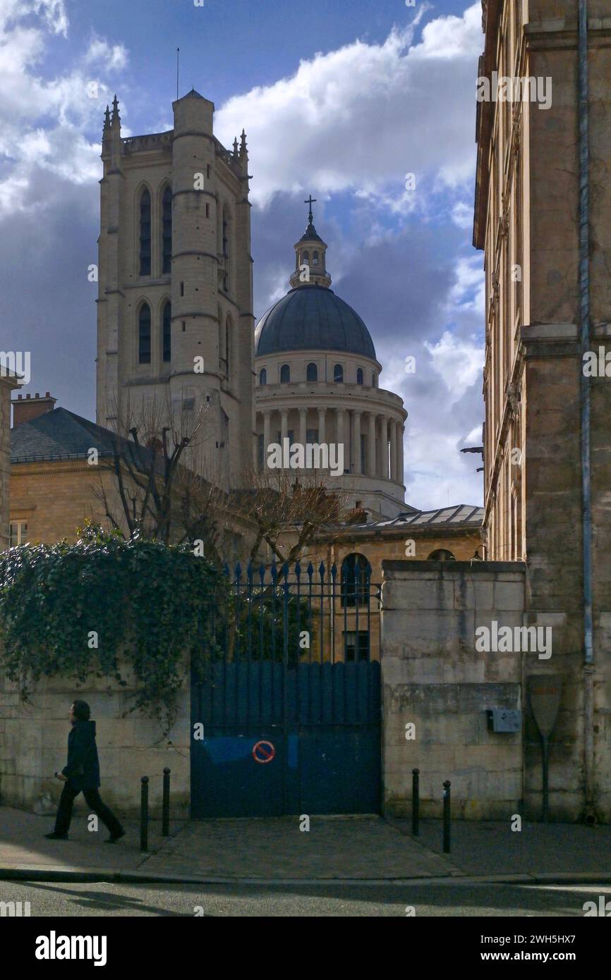 Paris, France - 16 mars 2018 : Tour Clovis (clocher du Lycée Henri-IV) et le dôme du Panthéon dans le quartier Latin. Banque D'Images