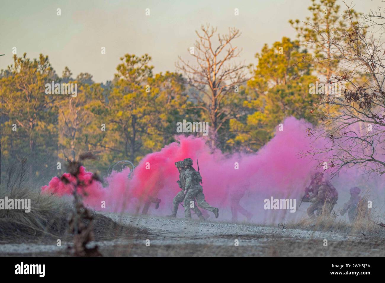 Caroline du Nord, États-Unis. 29 janvier 2024. Les parachutistes de l'armée se retrouvent dans la brèche lors d'un exercice de tir réel dans le cadre de l'opération Devil Strike à Fort Liberty, en Caroline du Nord, en janvier. 29, 2024. L'exercice de validation d'entrée forcée conjointe de la taille d'une brigade est conçu pour tester l'état de préparation. (Crédit image : © U.S. Army/ZUMA Press Wire) USAGE ÉDITORIAL SEULEMENT! Non destiné à UN USAGE commercial ! Banque D'Images