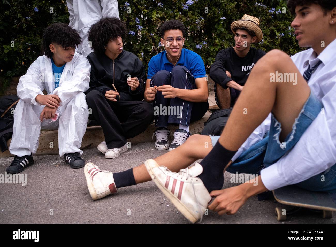 Maroc, Casablanca le 2023-10-29. Reportage immersif sur un groupe de jeunes skateurs de la métropole de Casablanca, documentant la jeunesse urbaine Banque D'Images