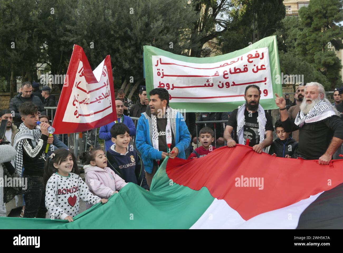 Beyrouth, Liban. 07 février 2024. Des militants pro-Palestine manifestent devant la délégation de l'Union européenne à Beyrouth, Liban, le 7 février 2024. Les manifestants affirment qu'il n'y a aucune preuve de collusion entre l'UNRWA et le Hamas et demandent aux États européens de cesser de soutenir les revendications d'Israël et de commencer à rembourser l'UNRWA. (Photo par Elisa Gestri/Sipa USA) crédit : Sipa USA/Alamy Live News Banque D'Images