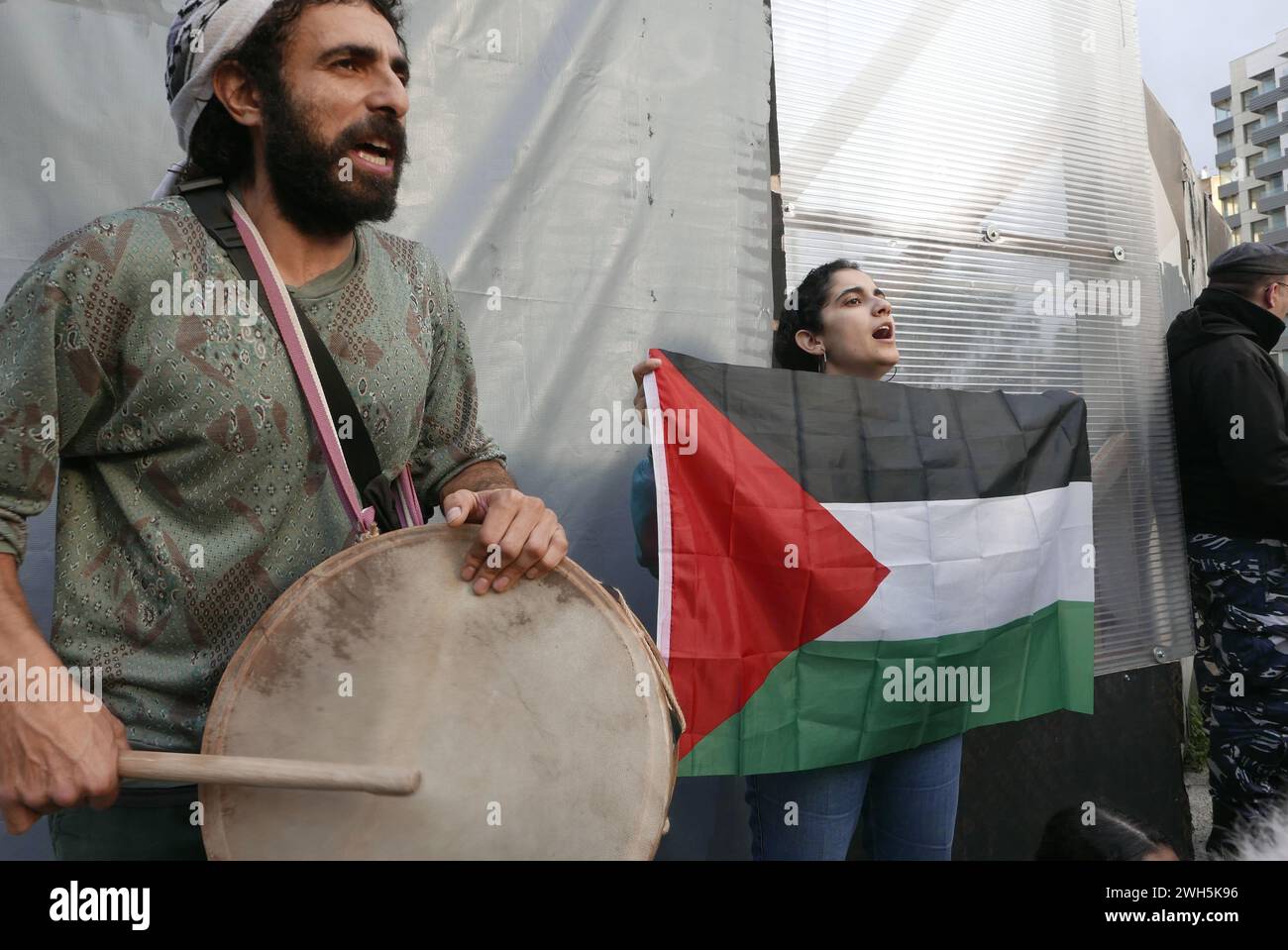 Beyrouth, Liban. 07 février 2024. Des militants pro-Palestine manifestent devant la délégation de l'Union européenne à Beyrouth, Liban, le 7 février 2024. Les manifestants affirment qu'il n'y a aucune preuve de collusion entre l'UNRWA et le Hamas et demandent aux États européens de cesser de soutenir les revendications d'Israël et de commencer à rembourser l'UNRWA. (Photo par Elisa Gestri/Sipa USA) crédit : Sipa USA/Alamy Live News Banque D'Images