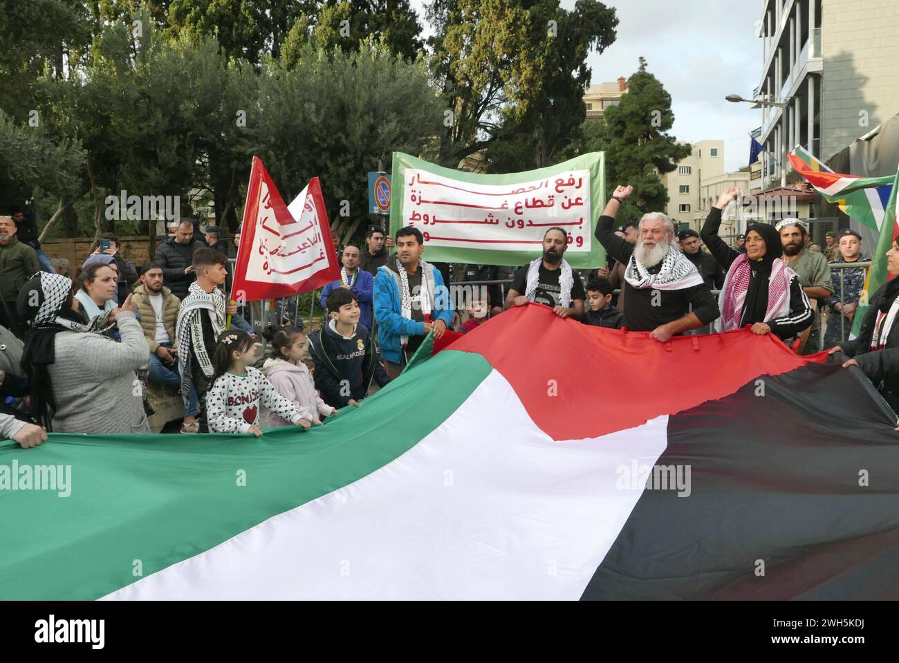 Beyrouth, Liban. 07 février 2024. Des militants pro-Palestine manifestent devant la délégation de l'Union européenne à Beyrouth, Liban, le 7 février 2024. Les manifestants affirment qu'il n'y a aucune preuve de collusion entre l'UNRWA et le Hamas et demandent aux États européens de cesser de soutenir les revendications d'Israël et de commencer à rembourser l'UNRWA. (Photo par Elisa Gestri/Sipa USA) crédit : Sipa USA/Alamy Live News Banque D'Images