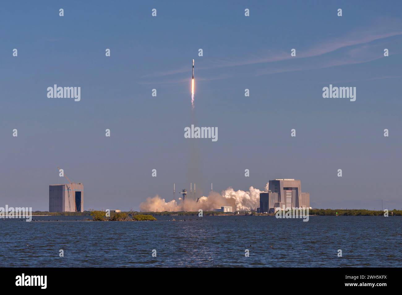 30 janvier 2024 - Cape Canaveral Space Force Stati, Floride, États-Unis - Une fusée Falcon 9 transportant la 20e mission commerciale de services de ravitaillement (NG-20) de Northrop Grumman vers la Station spatiale internationale est lancée depuis le complexe de lancement spatial 40 (SLC-40) à la Station spatiale Cape Canaveral, Floride, janvier. 30, 2024. Il s'agissait du dixième vol du propulseur de premier étage supportant cette mission, qui avait déjà lancé Crew-5, GPS III Space Vehicle 06, Inmarsat I6-F2, CRS-28, Intelsat G-37, et quatre missions Starlink. (Crédit image : © Joshua Conti/U.S. Space Force/ZUMA Press Wire) USAGE ÉDITORIAL Banque D'Images