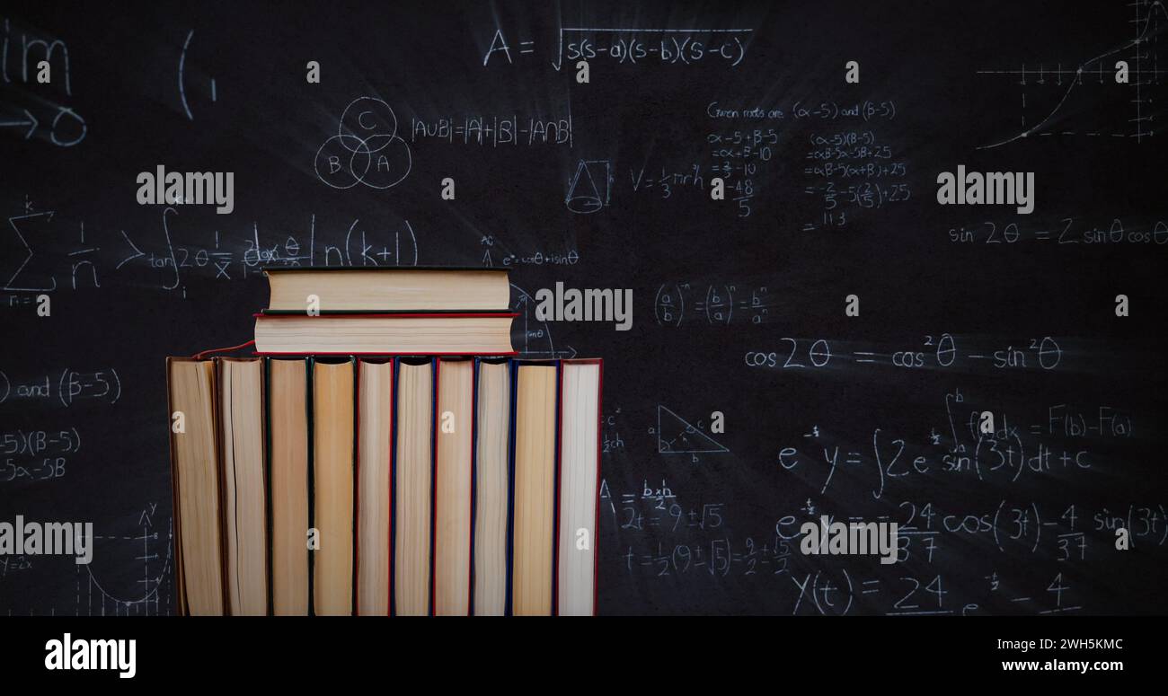 L'image numérique présente des livres et des équations mathématiques animées sur un fond sombre. Banque D'Images