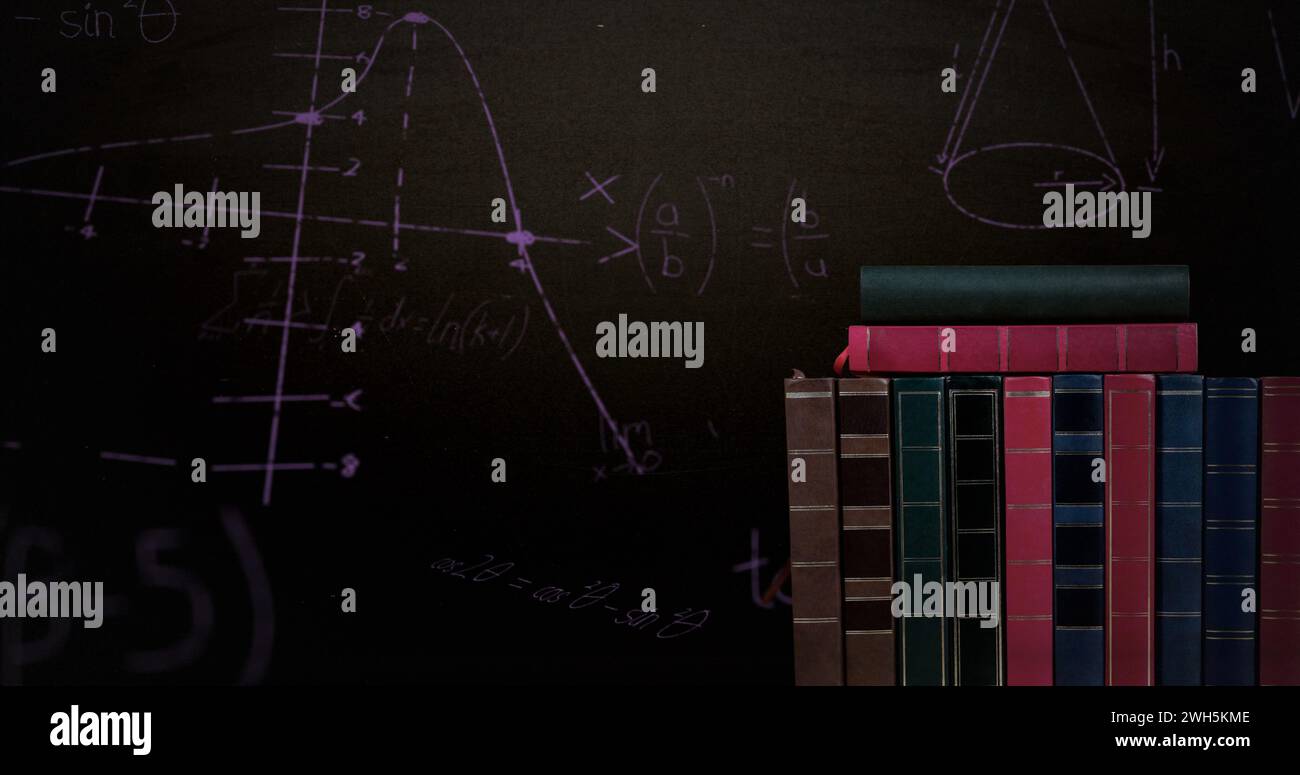 L'image numérique animée présente des livres avec des équations mathématiques sur un fond sombre. Banque D'Images