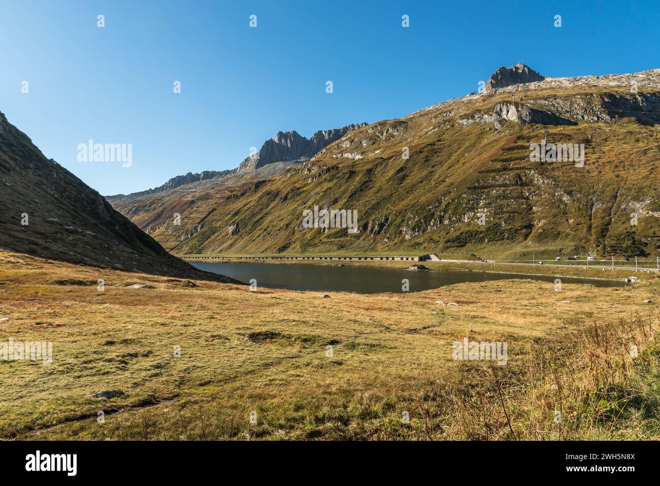 Lac au sommet du col d'Oberalp, Oberalpsee, Andermatt, Canton d'Uri, Suisse Banque D'Images