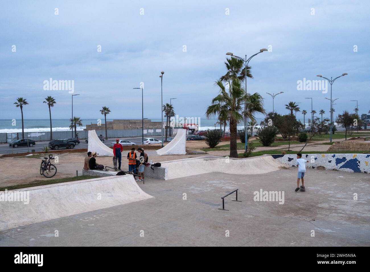 Maroc, Casablanca le 2023-10-29. Reportage immersif sur un groupe de jeunes skateurs de la métropole de Casablanca, documentant la jeunesse urbaine Banque D'Images