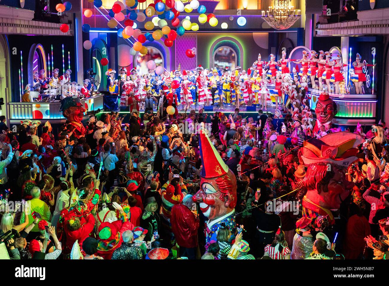 Mainz, Allemagne. 07 février 2024. Schwellköppe défilez à travers le public lors de la dernière répétition générale de la session de carnaval 'Mainz bleibt Mainz, wie es singt und lacht'. Cette année, l’événement traditionnel sera diffusé par ZDF. Crédit : Lando Hass/dpa/Alamy Live News Banque D'Images