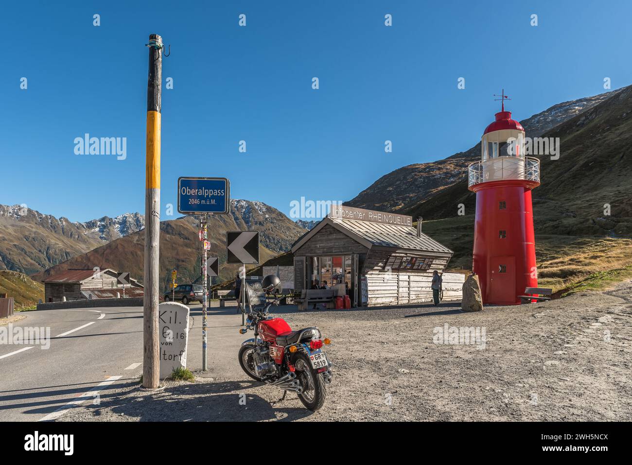 Haut du col de l'Oberalp, phare rouge et point d'information à la source du Rhin, canton de Graubuenden, Suisse Banque D'Images