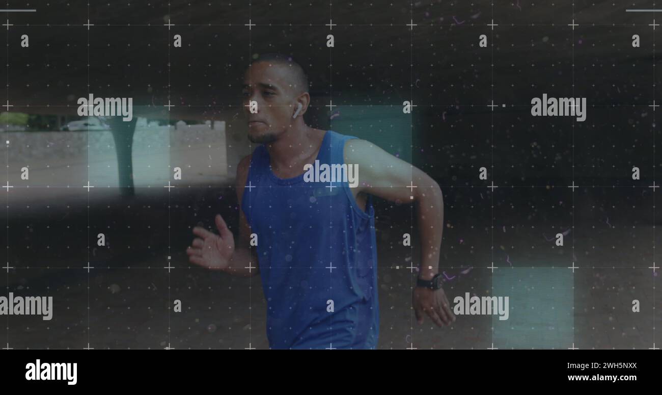 Athlète biracial en mi-foulée lors d'une course en extérieur Banque D'Images