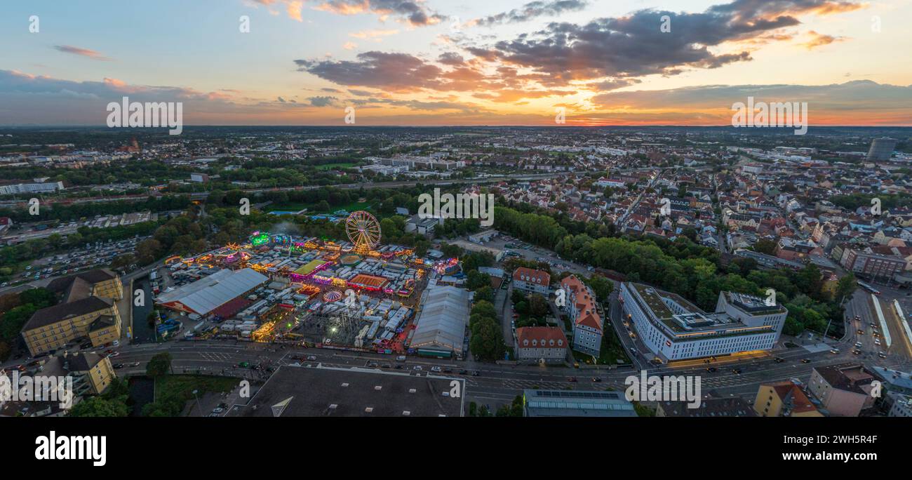 Vue sur le Plärrer, la plus grande foire funiculaire de Souabe, à la lumière du soir Banque D'Images