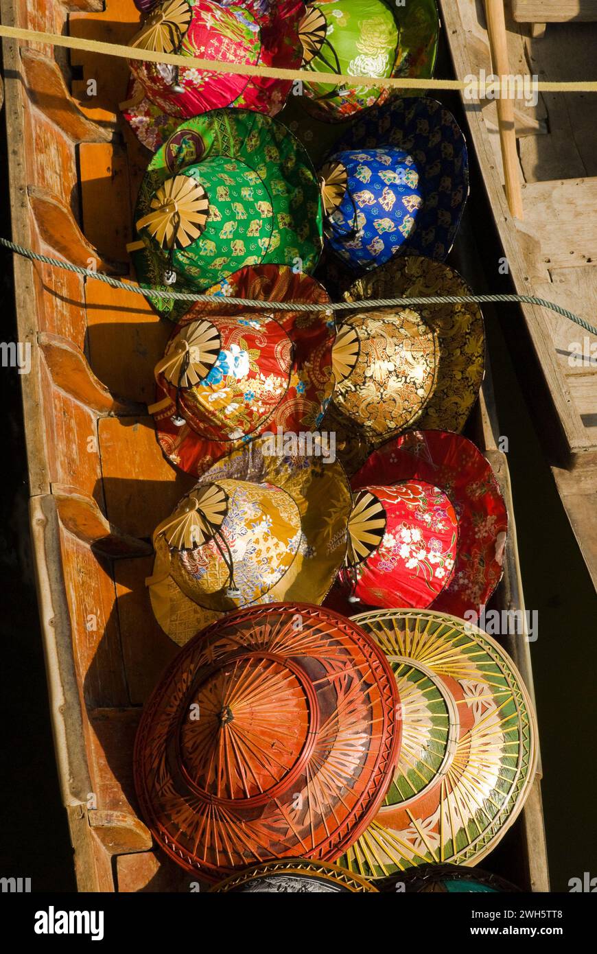 Les chapeaux de soleil au marché flottant Damnoen Saduak en Thaïlande. Banque D'Images