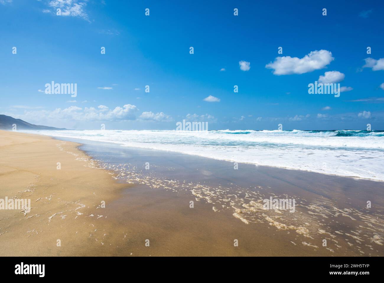 Une plage sur l'océan Atlantique près de Cofete sur l'île Canaries de Fuerteventura. Banque D'Images
