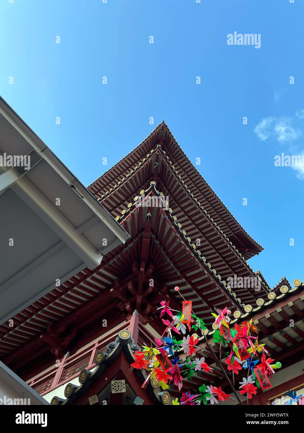 Singapour, 2024. Chinatown, le temple de relique des dents de Bouddha sur South Bridge Road à Chinatown avec quelques décorations en préparation du nouvel an chinois Banque D'Images