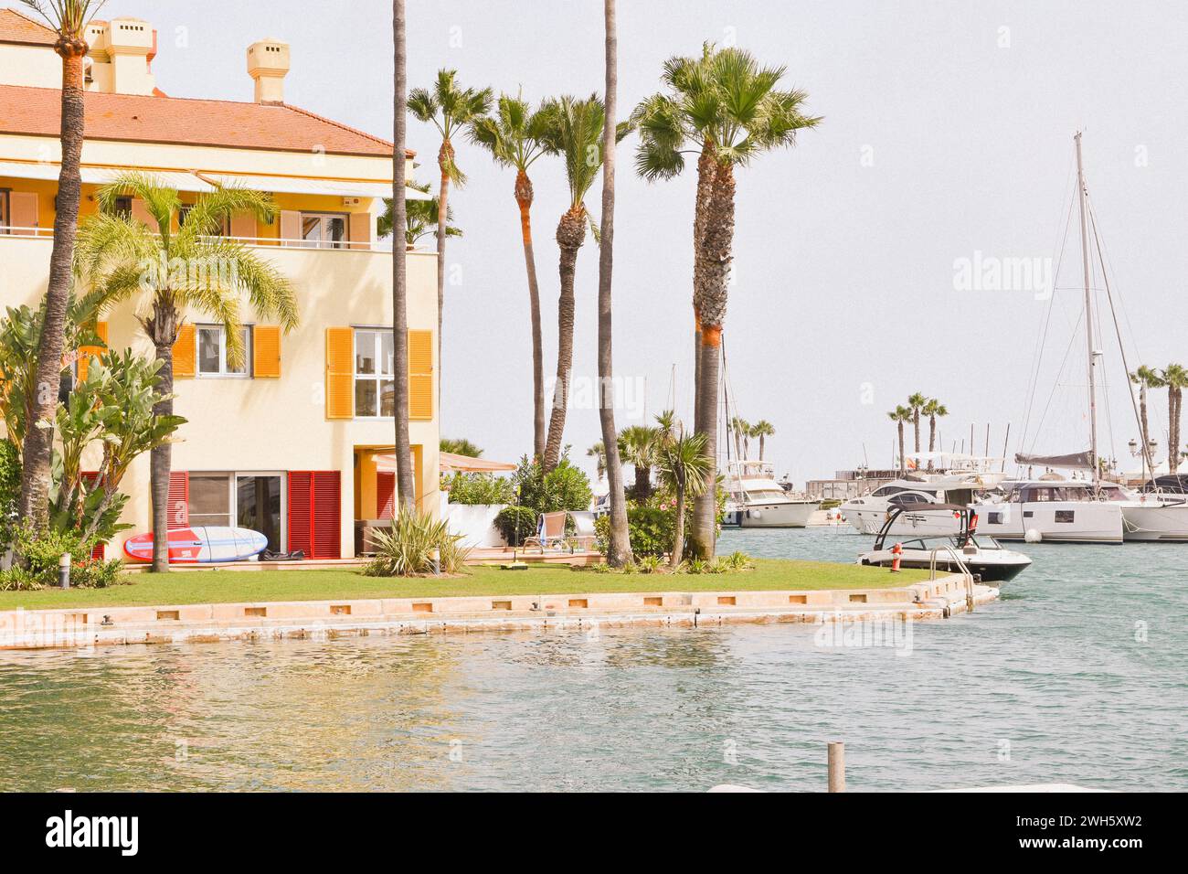 Les bateaux dans le port pittoresque de Sotogrande, Espagne Banque D'Images