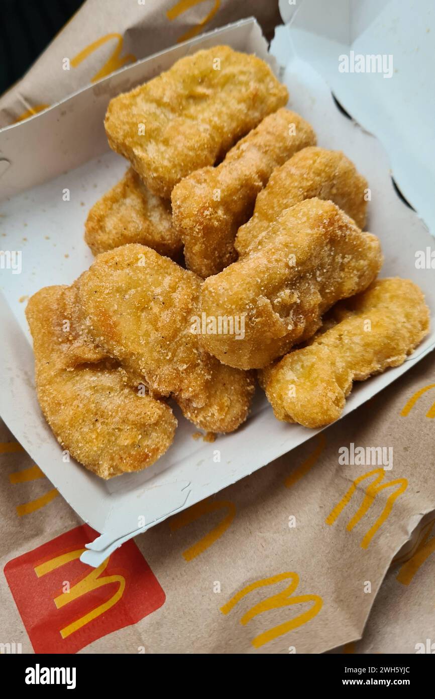 Altenkirchen Themenfoto : Ernaehrung, Nahrung, restauration rapide, McDonalds, Nuggets de poulet, 07.02.2024 Eine portion Nuggets de poulet in einer Schachtel in einem McDonald s Fast Food Restaurant Themenfoto : Ernaehrung, Nahrung, Fast Food, McDonald s, Nuggets de poulet, 07.02.2024 *** Altenkirchen thème photo nourriture, nutrition, restauration rapide, McDonalds, nuggets de poulet, 07 02 2024 Une portion de pépites de poulet dans une boîte dans un restaurant de restauration rapide McDonald s thème photo nourriture, nutrition, restauration rapide, McDonald s, pépites de poulet, 07 02 2024 Copyright : xAugstx/xEibner-Pressefotox EP jat Banque D'Images