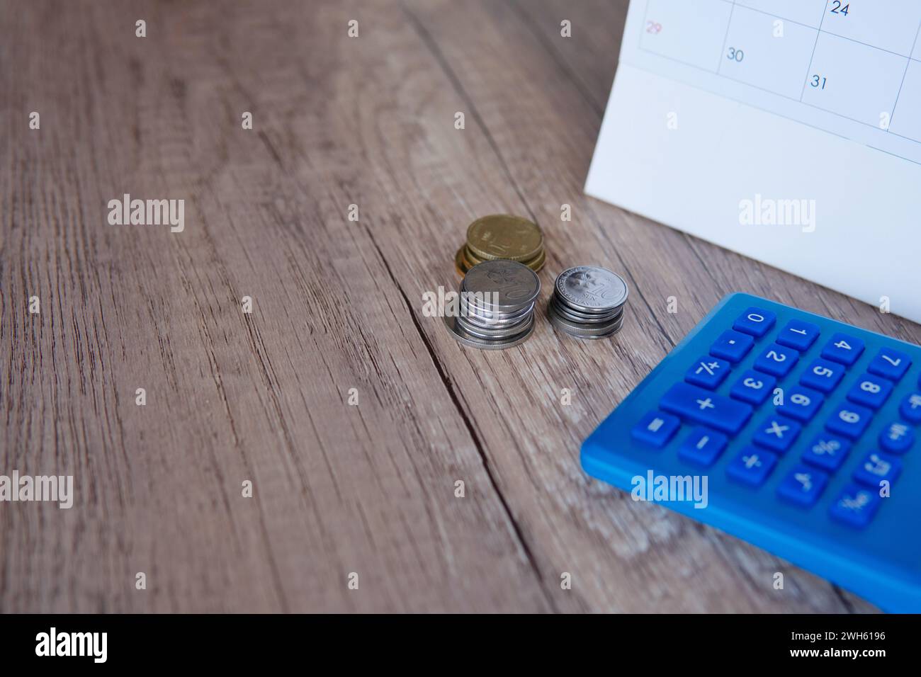 Gros plan de la calculatrice, du calendrier et des pièces de monnaie. Copier l'espace. Date d'échéance, comptabilité et concept de versement. Banque D'Images
