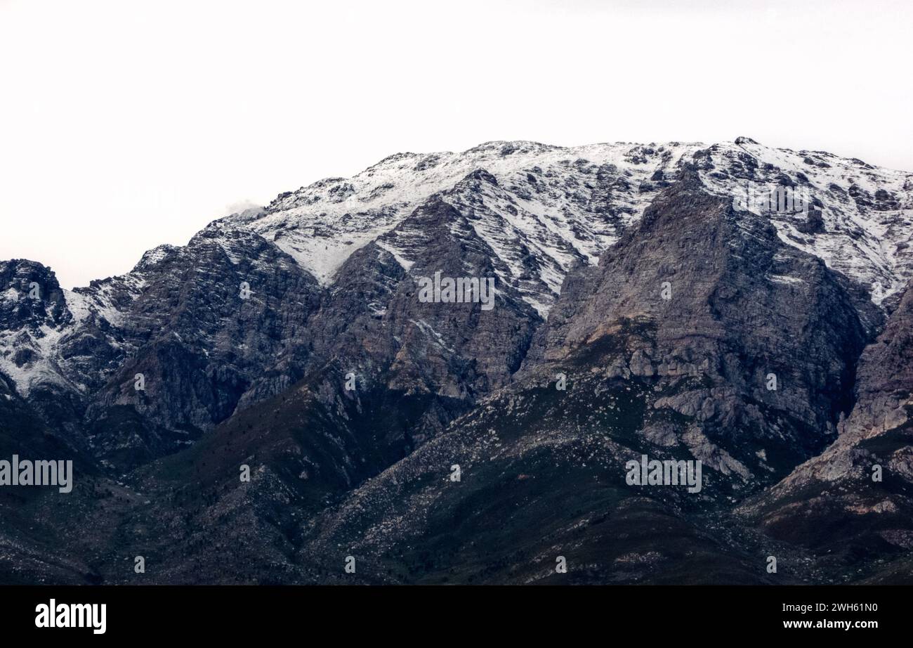 Les sommets enneigés des montagnes lointaines de Breede Valley par une journée fraîche à Worcester, en Afrique du Sud Banque D'Images