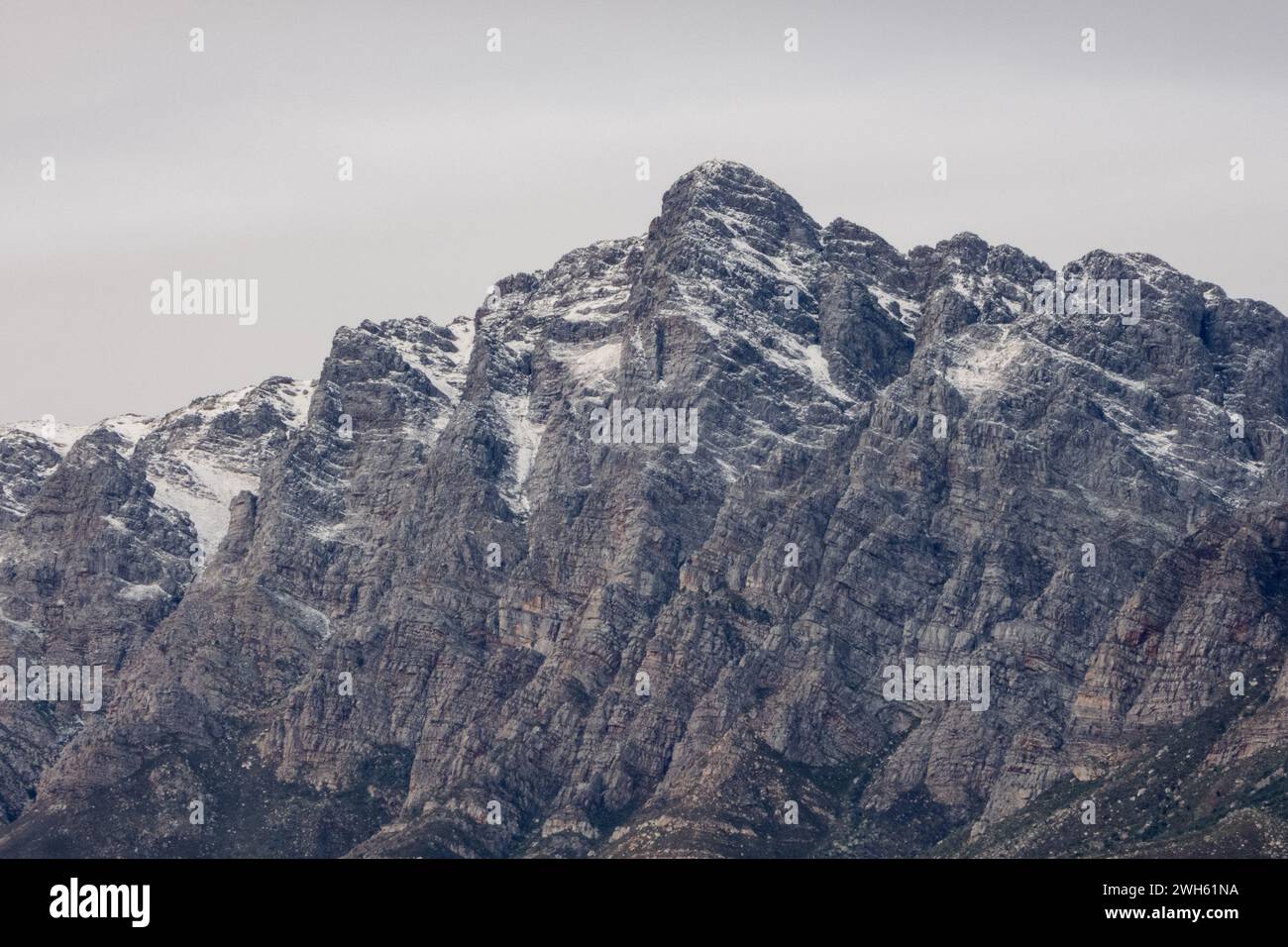 Les sommets enneigés des montagnes lointaines de Breede Valley par une journée fraîche à Worcester, en Afrique du Sud Banque D'Images