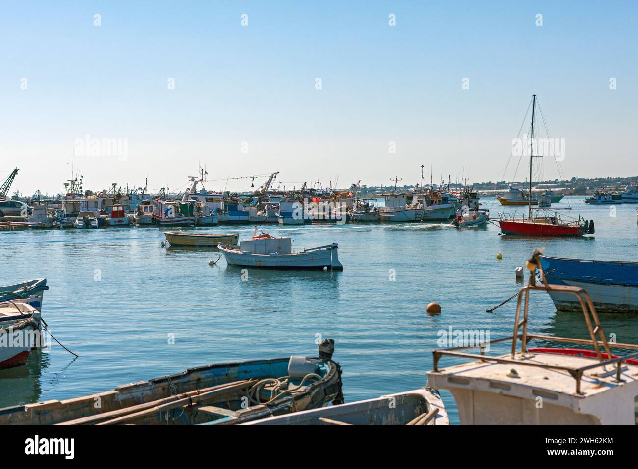 Bateaux au repos dans le port de Portopalo Banque D'Images