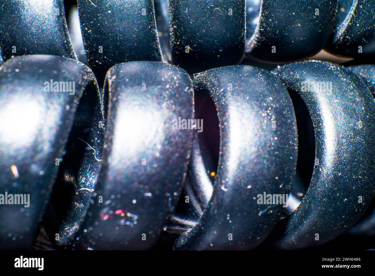 Une photo macro fascinante capturant les détails enroulés et texturés des câbles téléphoniques en spirale, révélant la technologie complexe de la connectivité. Banque D'Images